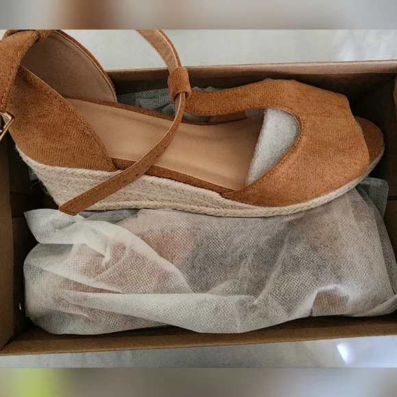 FUDYNMALC Womens Size 8 Sandal Wedges Brown New In Box - Picture 8 of 8